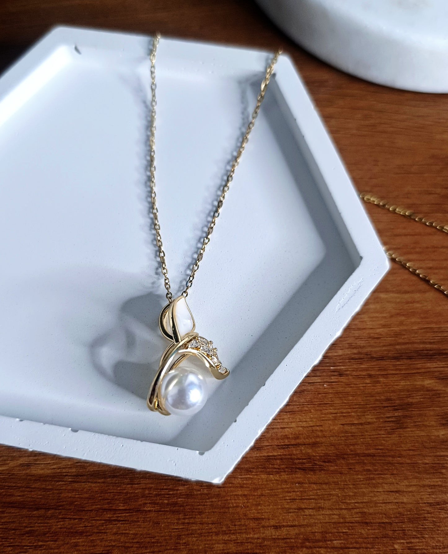 Anti-Tarnish Gold Chain with Pearl & Leaf Pendant (AJ021)