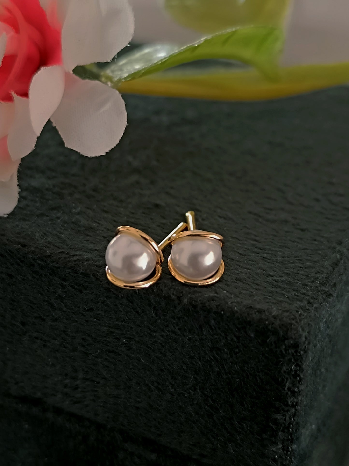 Korean-Inspired Pearl Ear Studs	(AJ012)